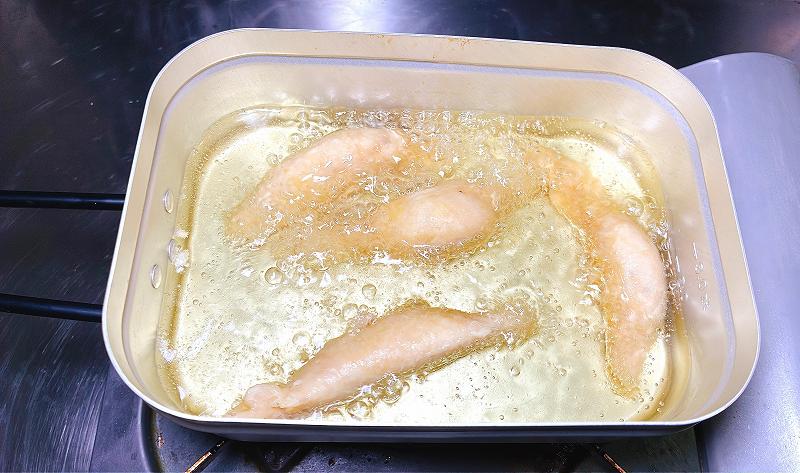 餃子を揚げる