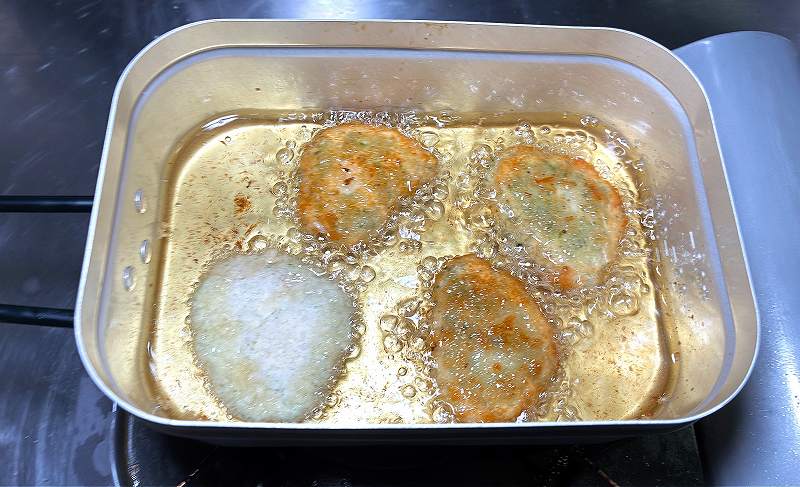 カツを揚げる