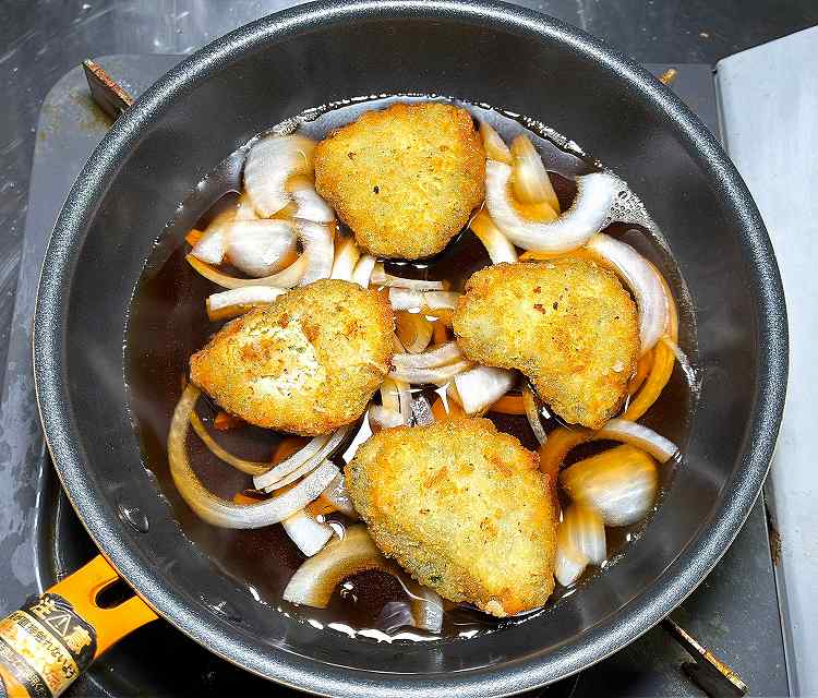 玉ねぎとカツを煮込む