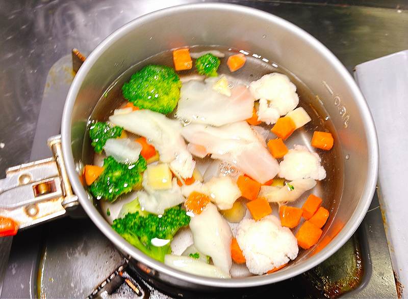 野菜を煮込む
